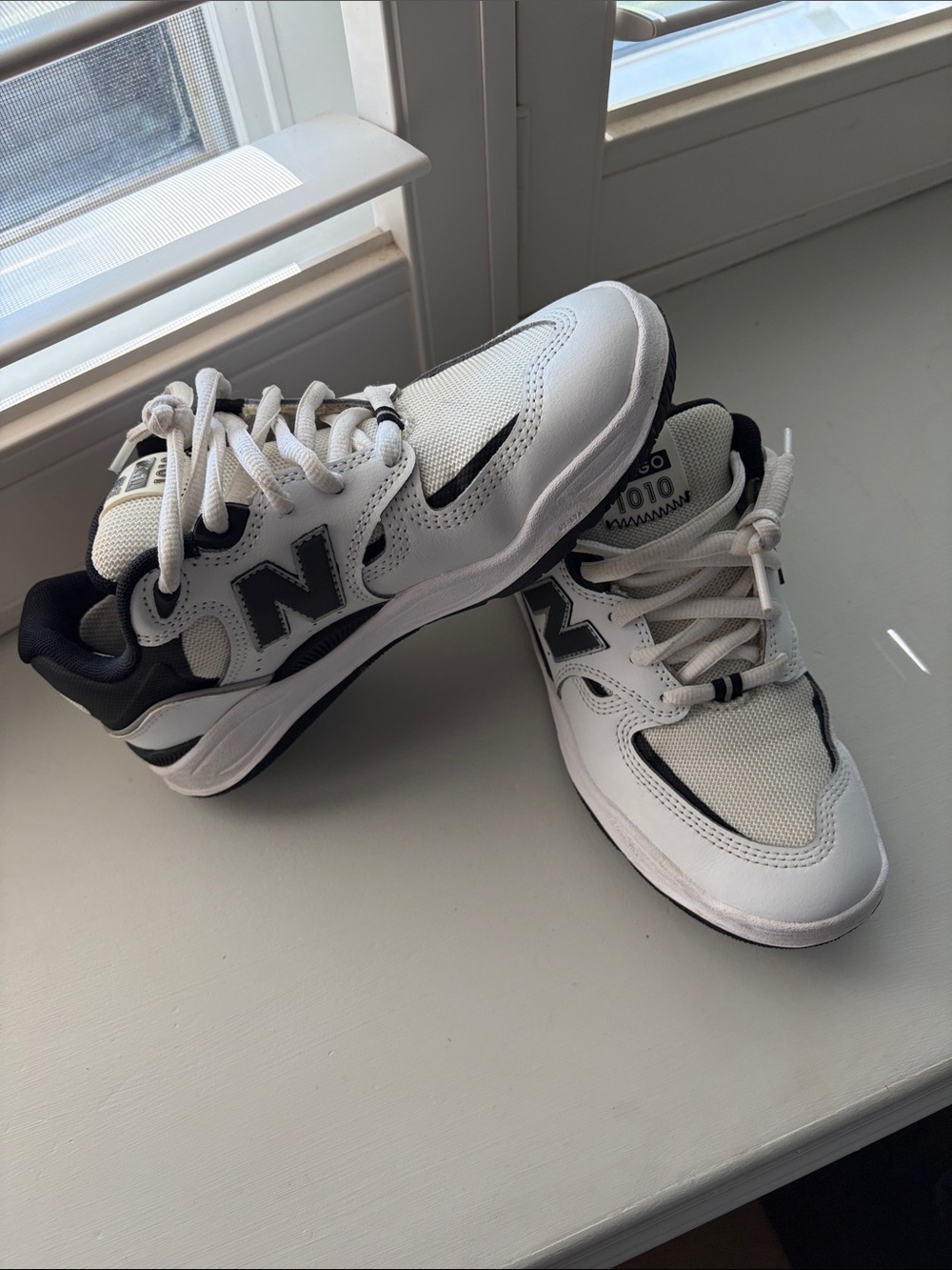 New Balance women Tiago 1010 white and Black Athletic Sneakers